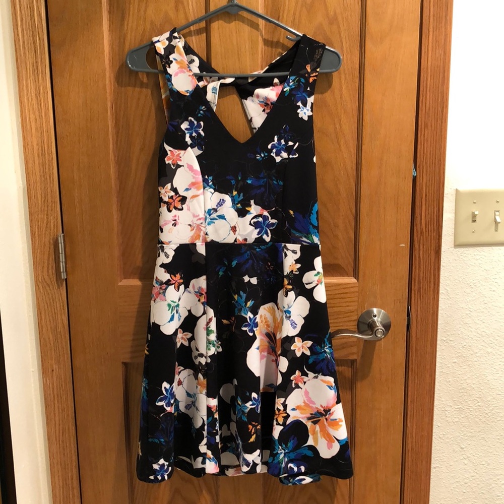 Dress with pockets. Fairly “formal”.